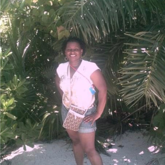 Meet your Posher, Twanda - Picture 1 of 2